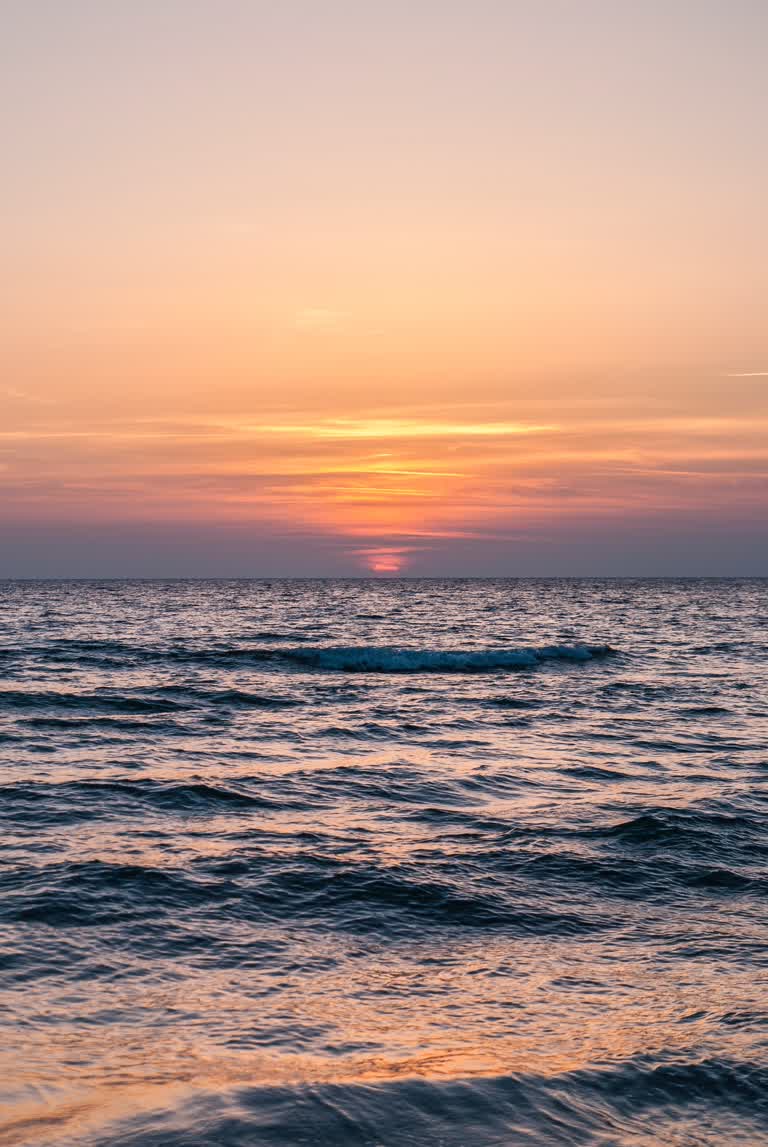 海洋上的日落,远处的夕阳西下
