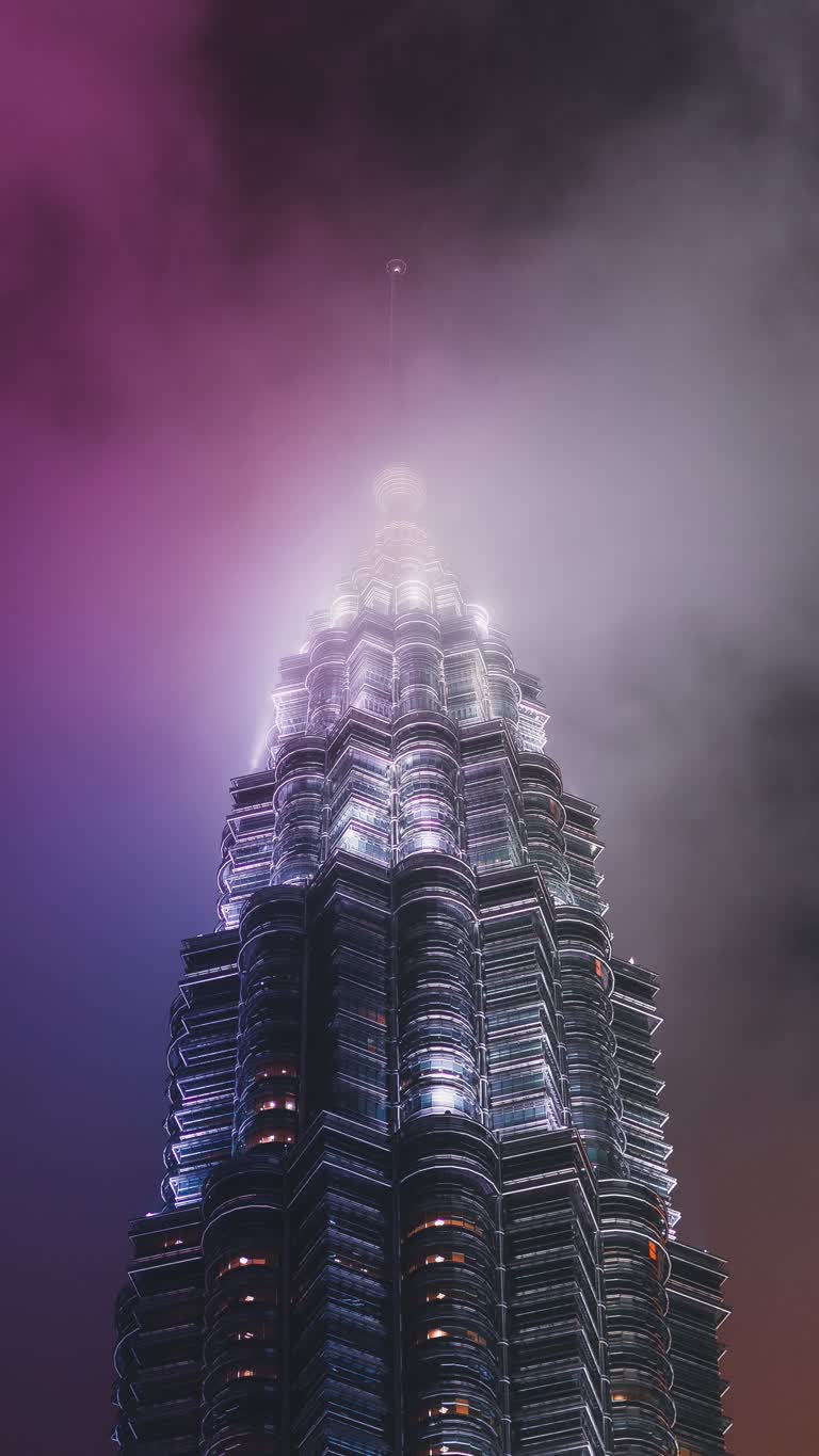有一栋很高的建筑,晚上会点亮