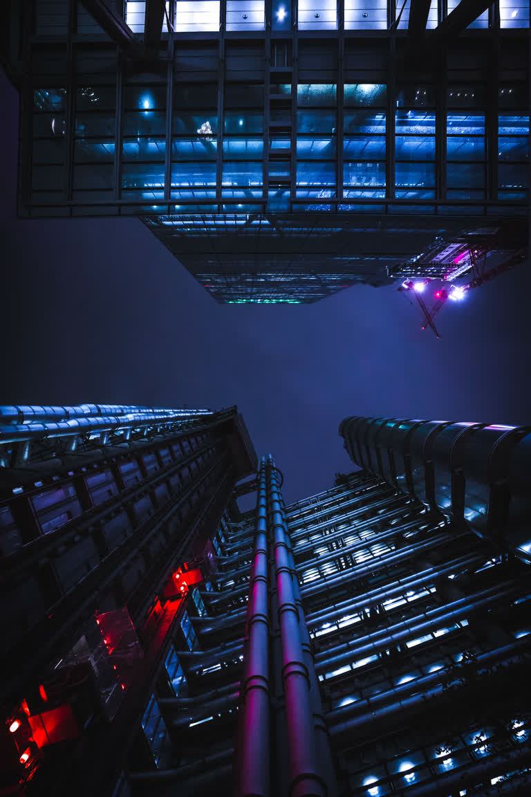 有一栋高楼,晚上灯火通明