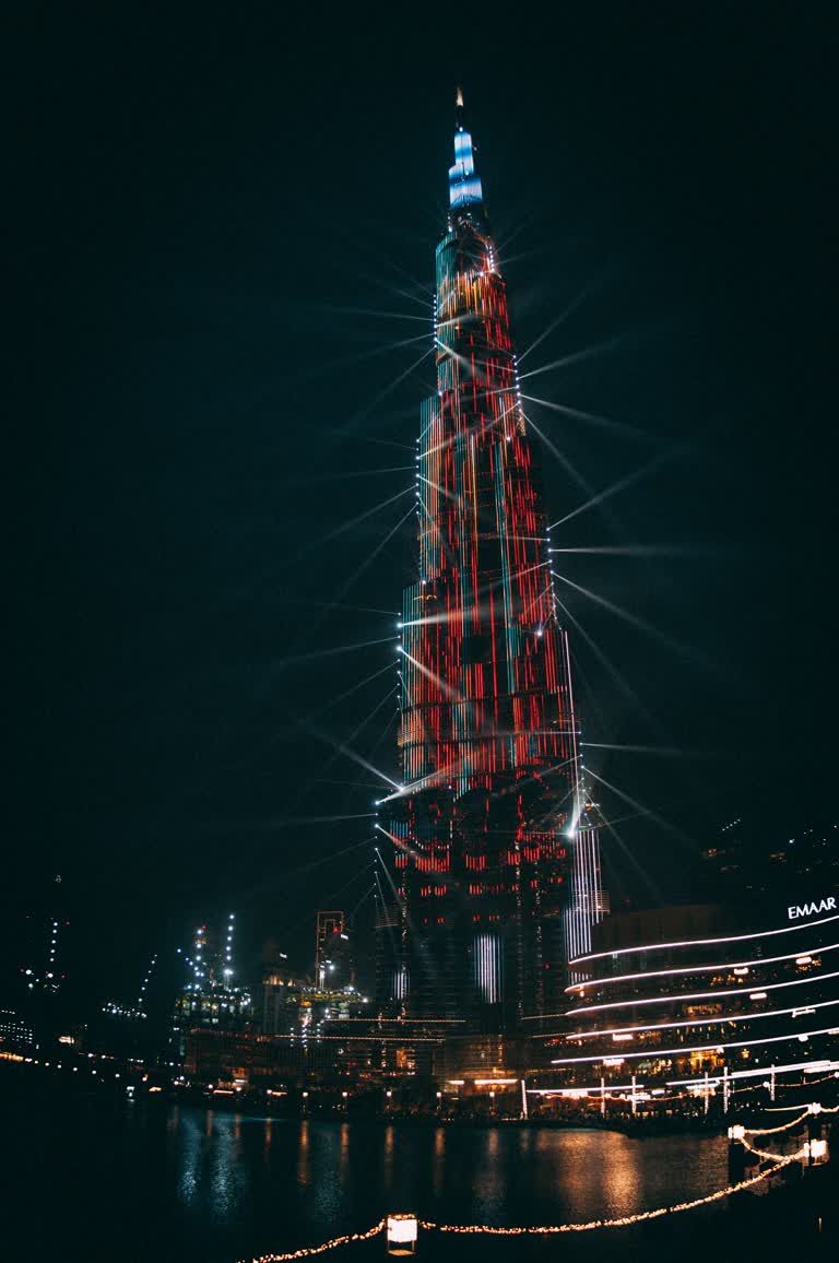有一栋很高的建筑,晚上会点亮