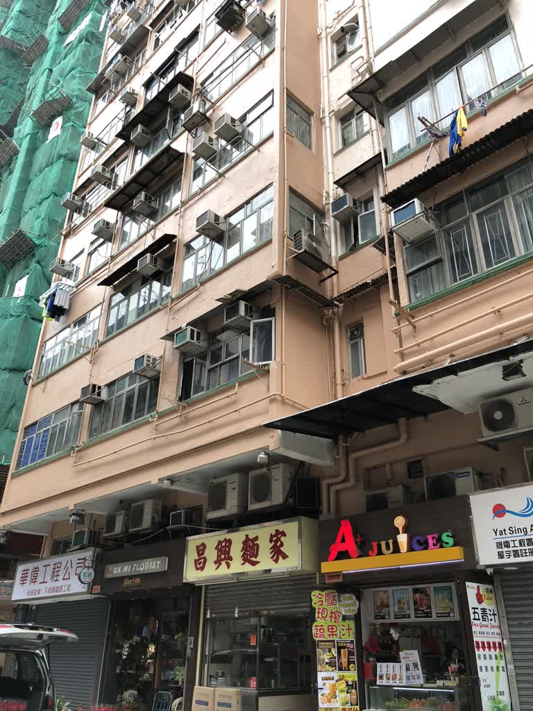 有一栋高楼,旁边有很多窗户