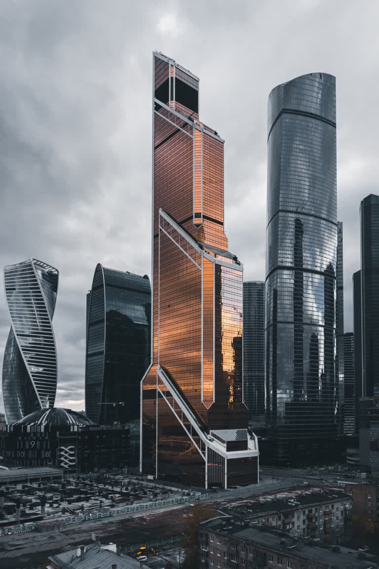 在一座城市中心有一栋很高的建筑