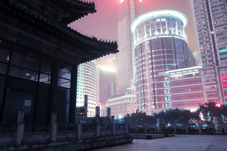 粉红色天空的夜晚城市中的高楼