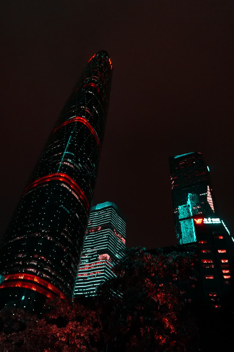 有两座高楼,灯火通明,被红蓝相间