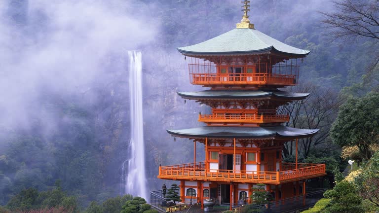 山间瀑布前有一座高塔