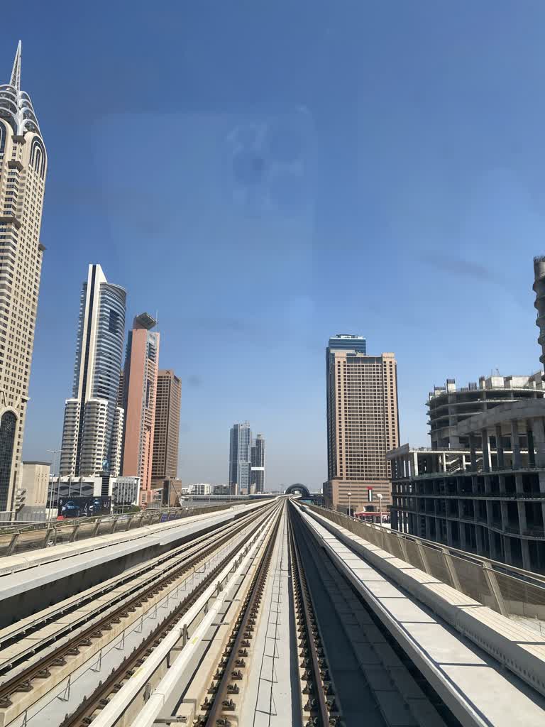 有一列火车正在城市的铁轨上行驶