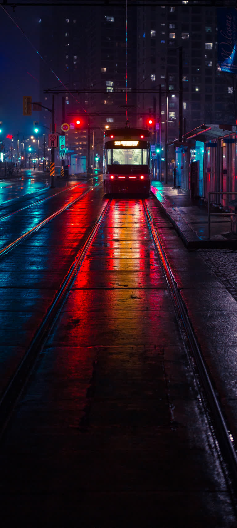 有一列火车在雨中沿着铁轨行驶