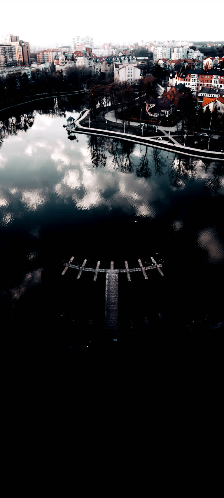 可以看到一个水体,背景是建筑物