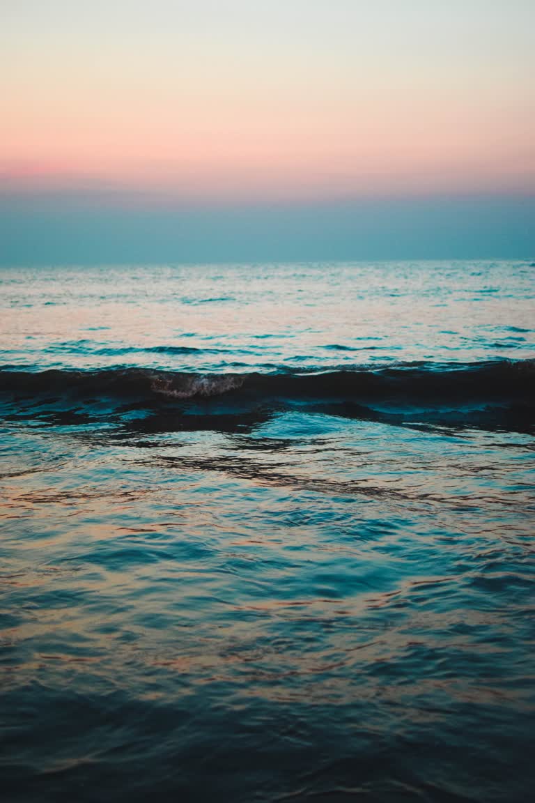 可以看到海浪涌入的水域
