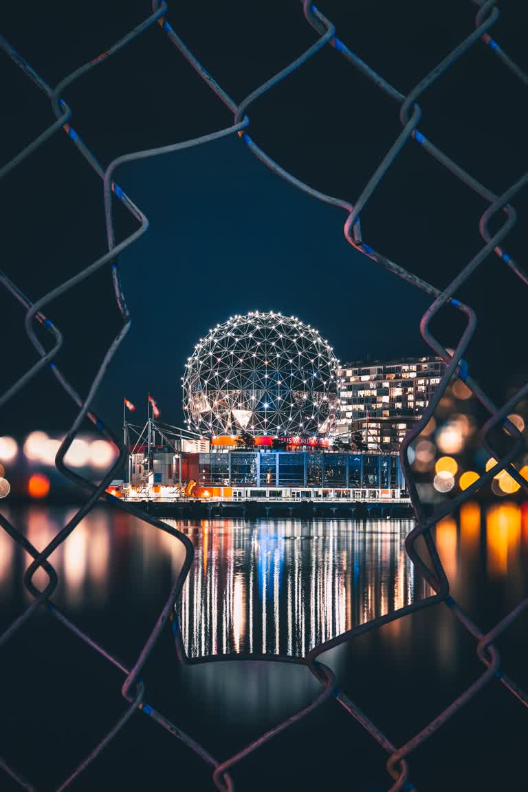 透过铁丝网围栏可以看到城市