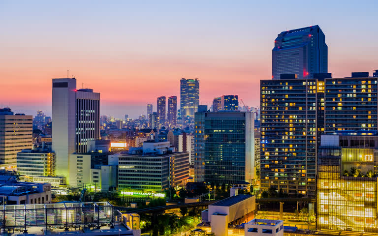 从楼顶眺望黄昏的城市