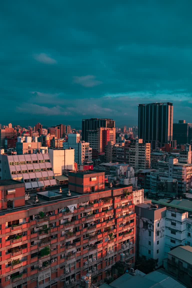 这是从高层建筑俯瞰城市的景色