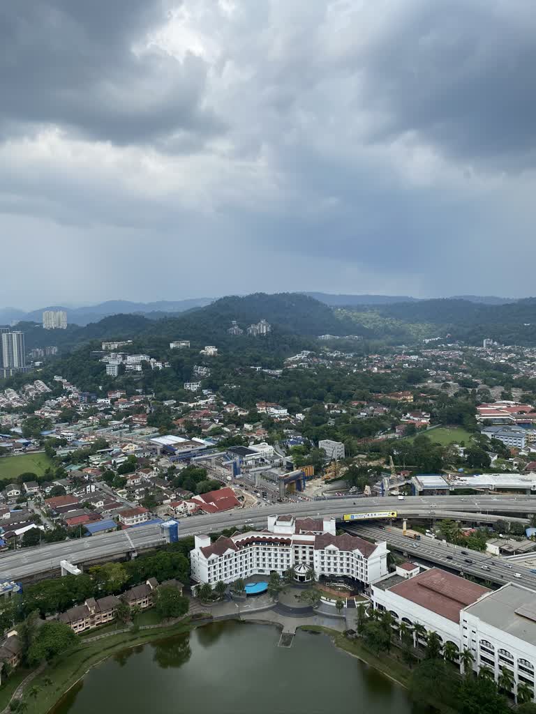 可以看到一个城市,中间有一个湖