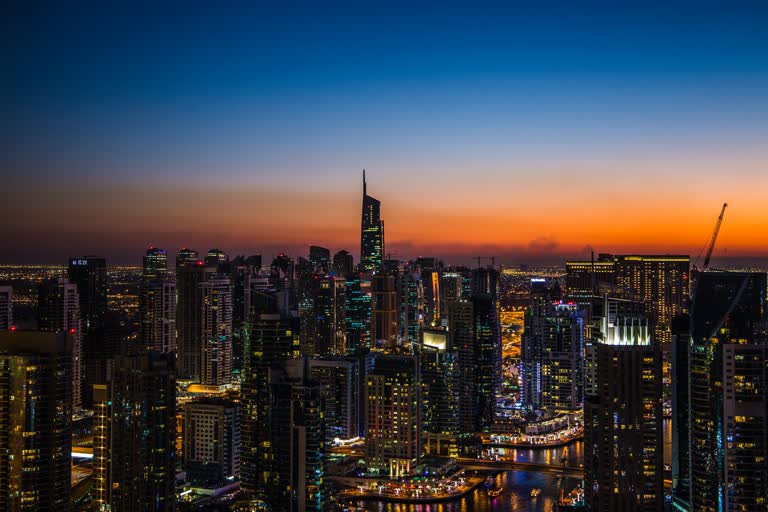 从高楼大厦眺望城市夜景