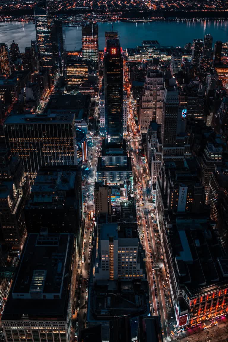 从高楼大厦可以看到城市的夜景
