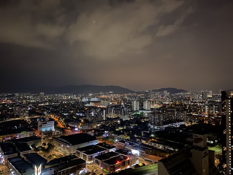 从高楼大厦眺望城市夜景
