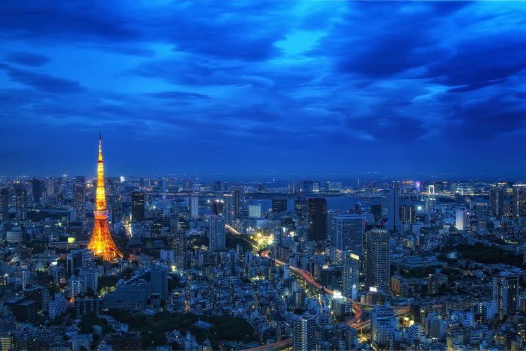 从楼顶可以眺望城市的夜景