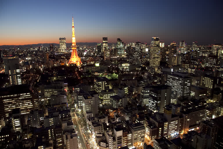 从楼顶可以眺望城市的夜景