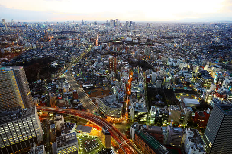 从楼顶可以眺望城市的夜景