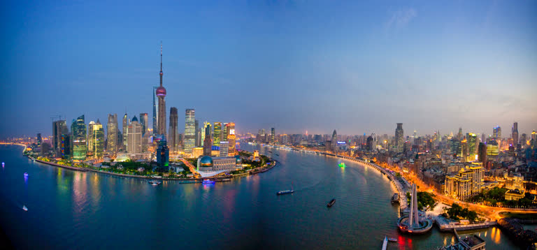 从楼顶可以眺望城市的夜景