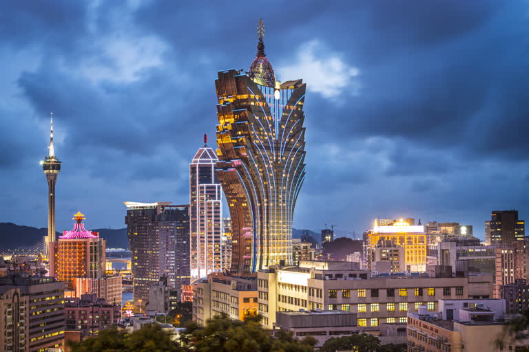 从山顶可以看到城市的夜景