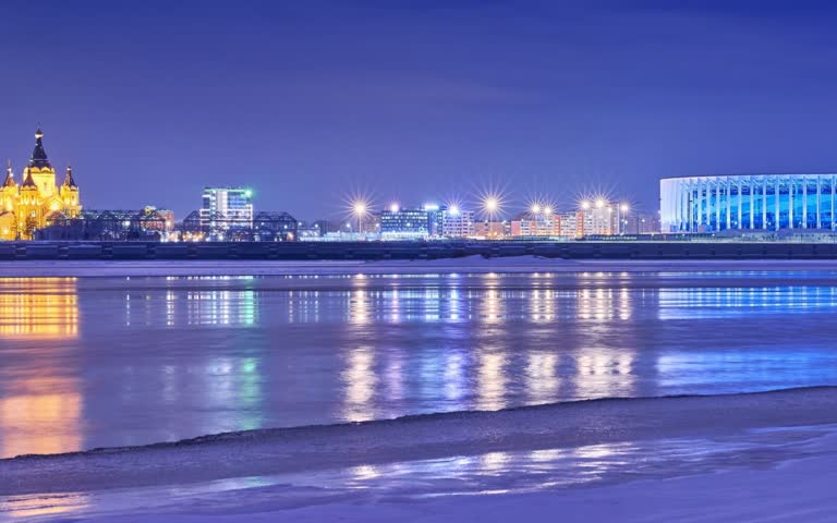 隔水眺望一座城市的夜晚
