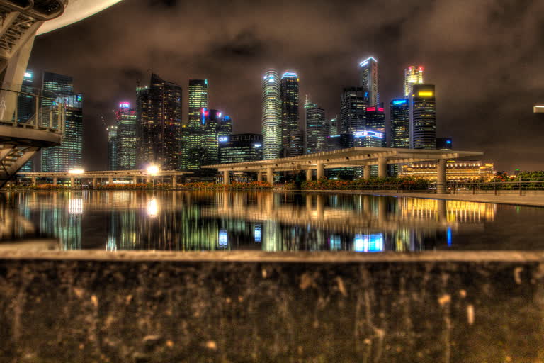 隔水眺望一座城市的夜晚