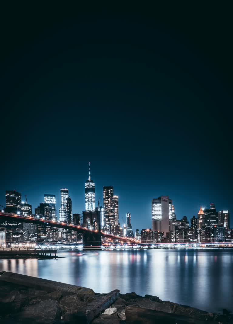 从水边欣赏城市天际线的夜景