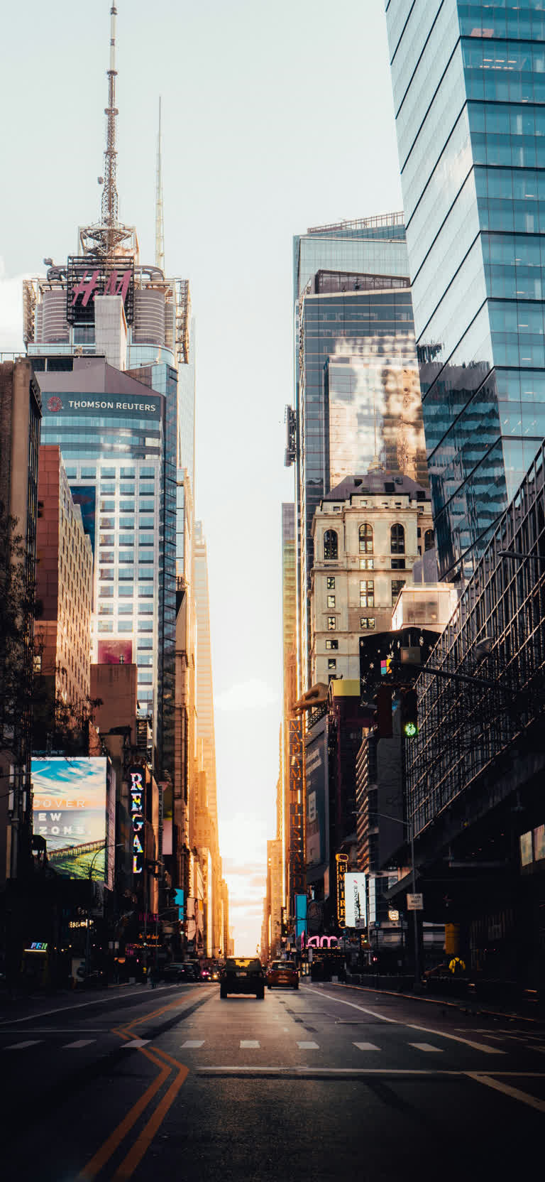 背景是高楼大厦的城市街道景观