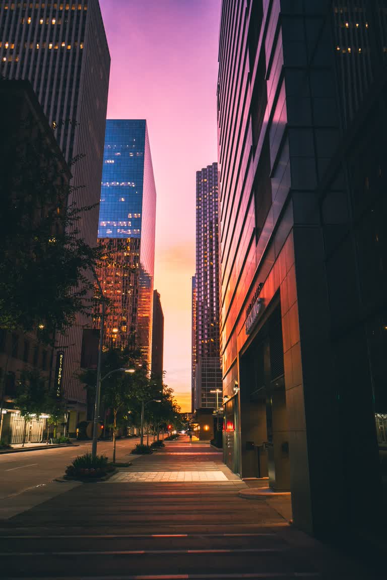 黄昏时分,高楼林立的城市街道景色