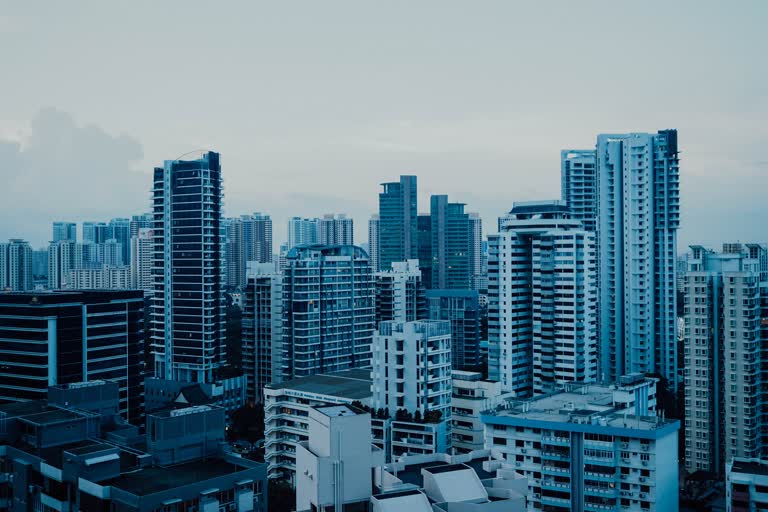这是一座城市的景色,前景是高楼大厦