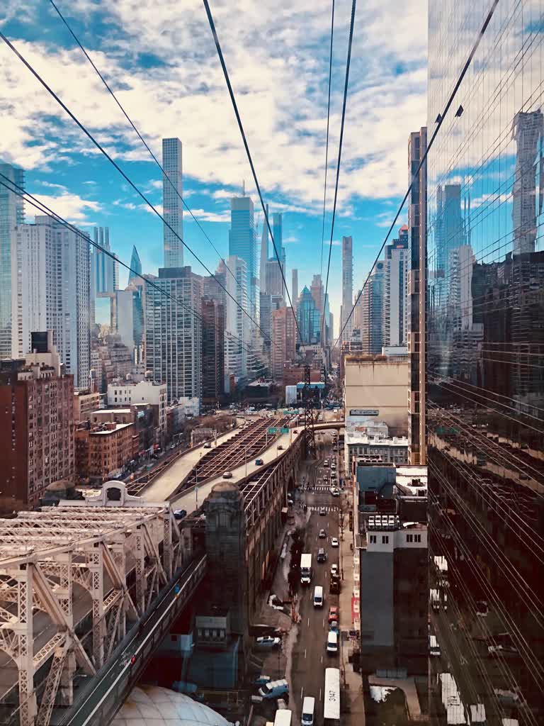 从桥顶可以看到城市景观