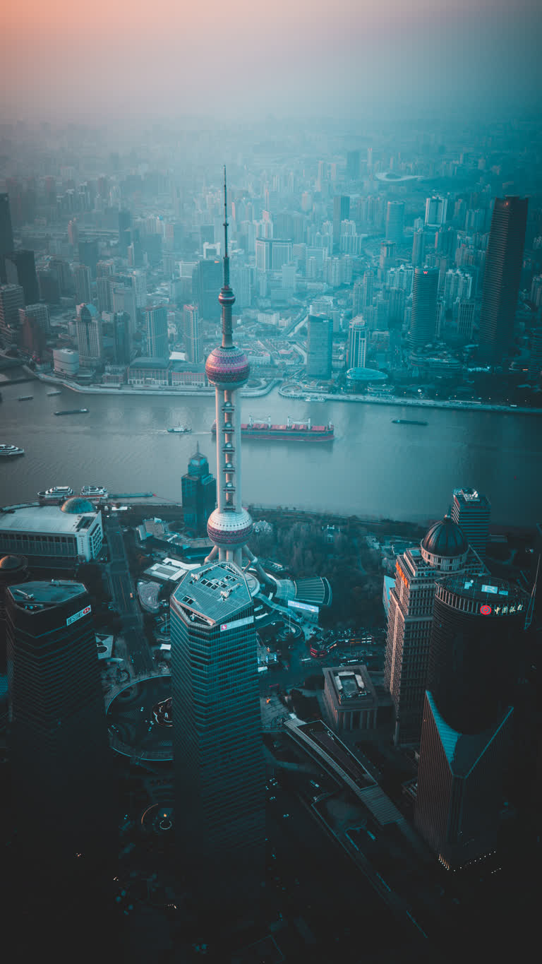 从建筑物的顶部可以看到城市景观