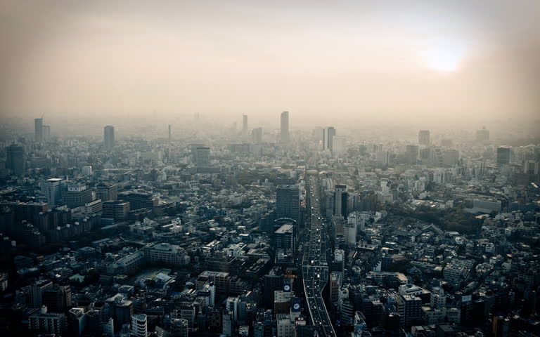 从建筑物的顶部可以看到城市景观
