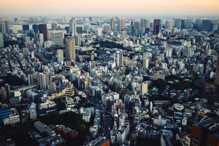 从建筑物的顶部可以看到城市景观