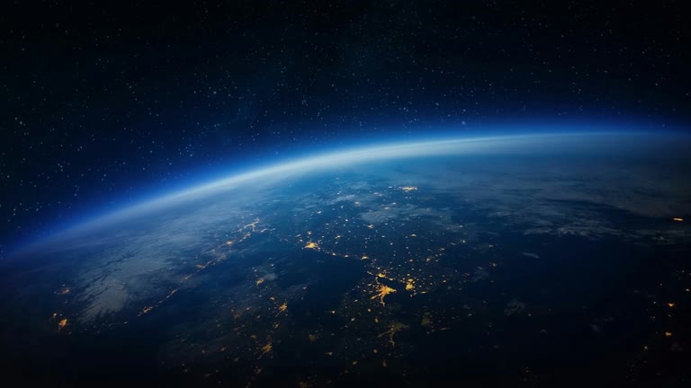 夜间从太空看地球,头顶有星星