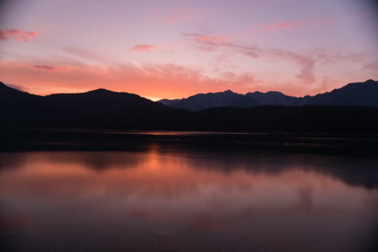日落时分,可以欣赏到湖景,背景是群山