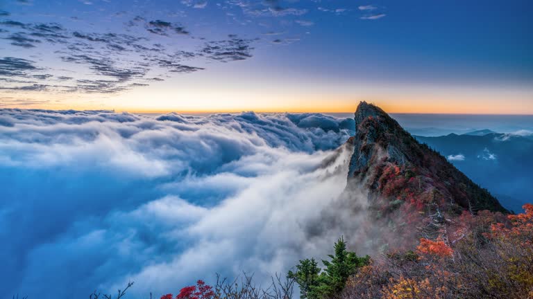 可以看到一座山,天空中有一些云彩