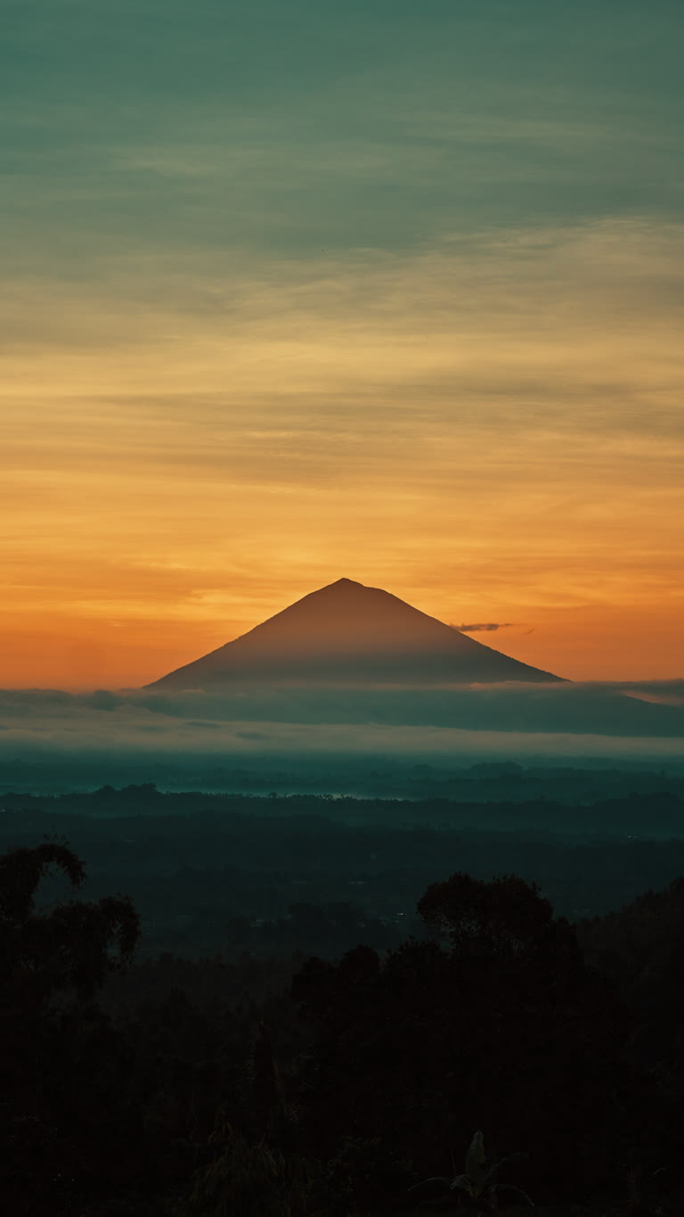 夕阳时分可以看到远处的山景