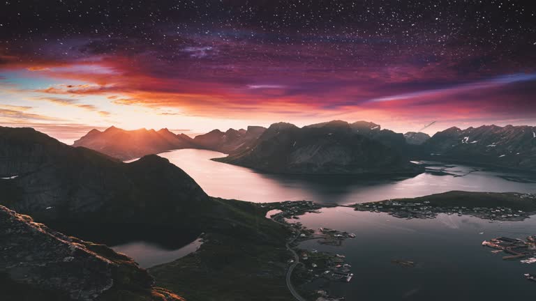 前景是山脉的景色,前景是湖泊