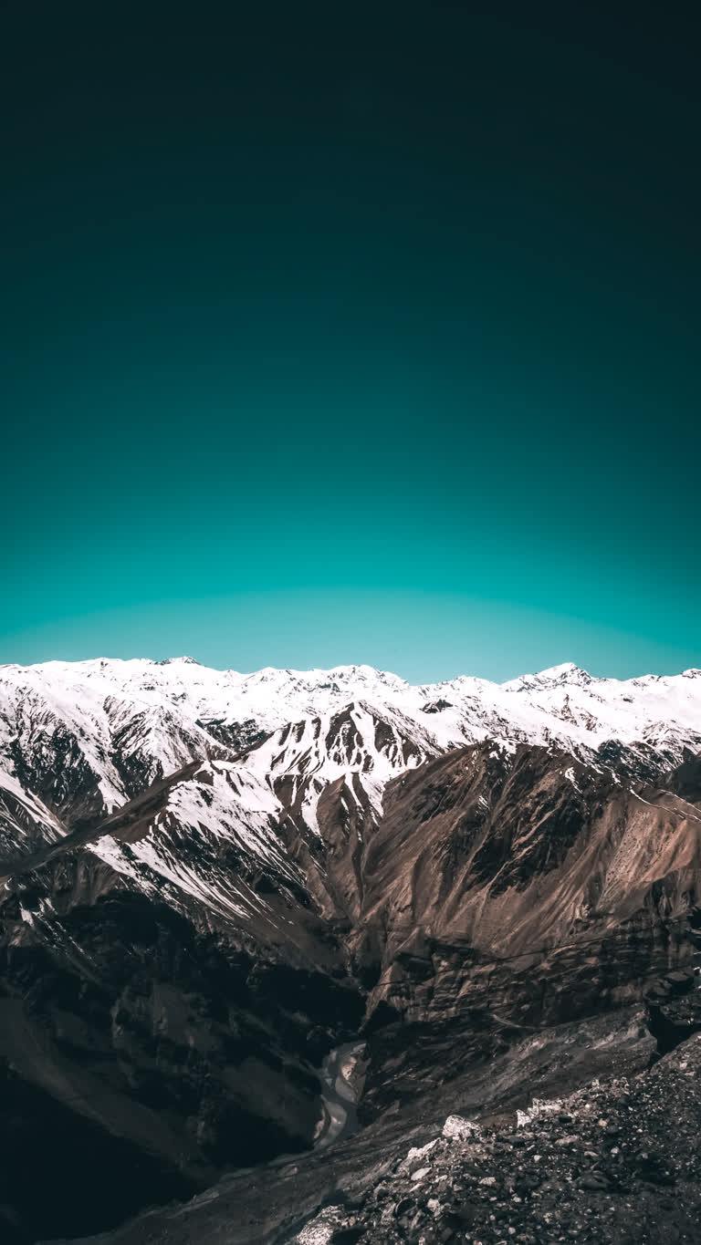 山顶有积雪的山脉景色