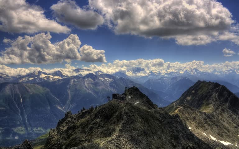 从山顶可以看到山景