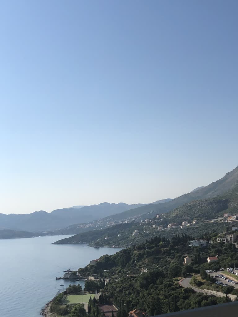 从房子的阳台上可以看到海景