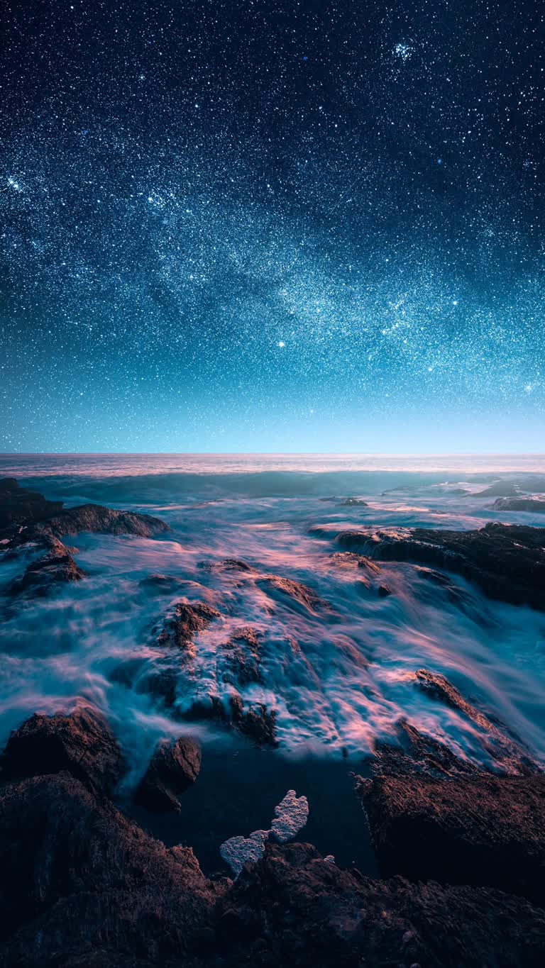 晚上从岩石海岸可以看到海景