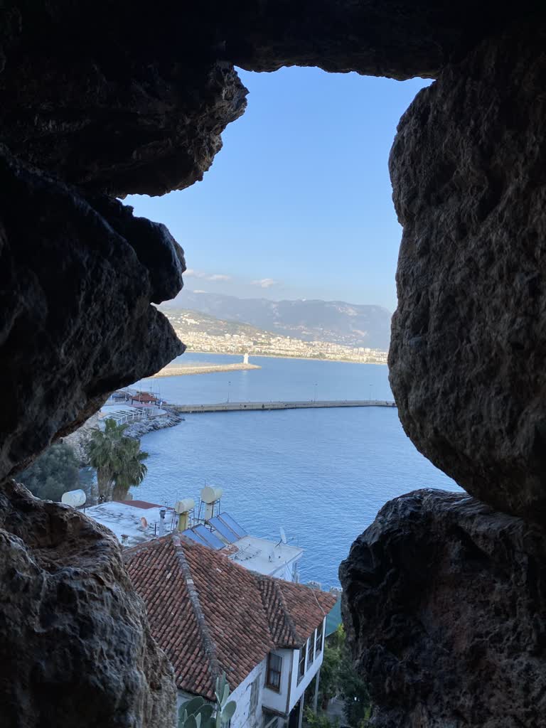 透过石墙上的窗户可以看到海景