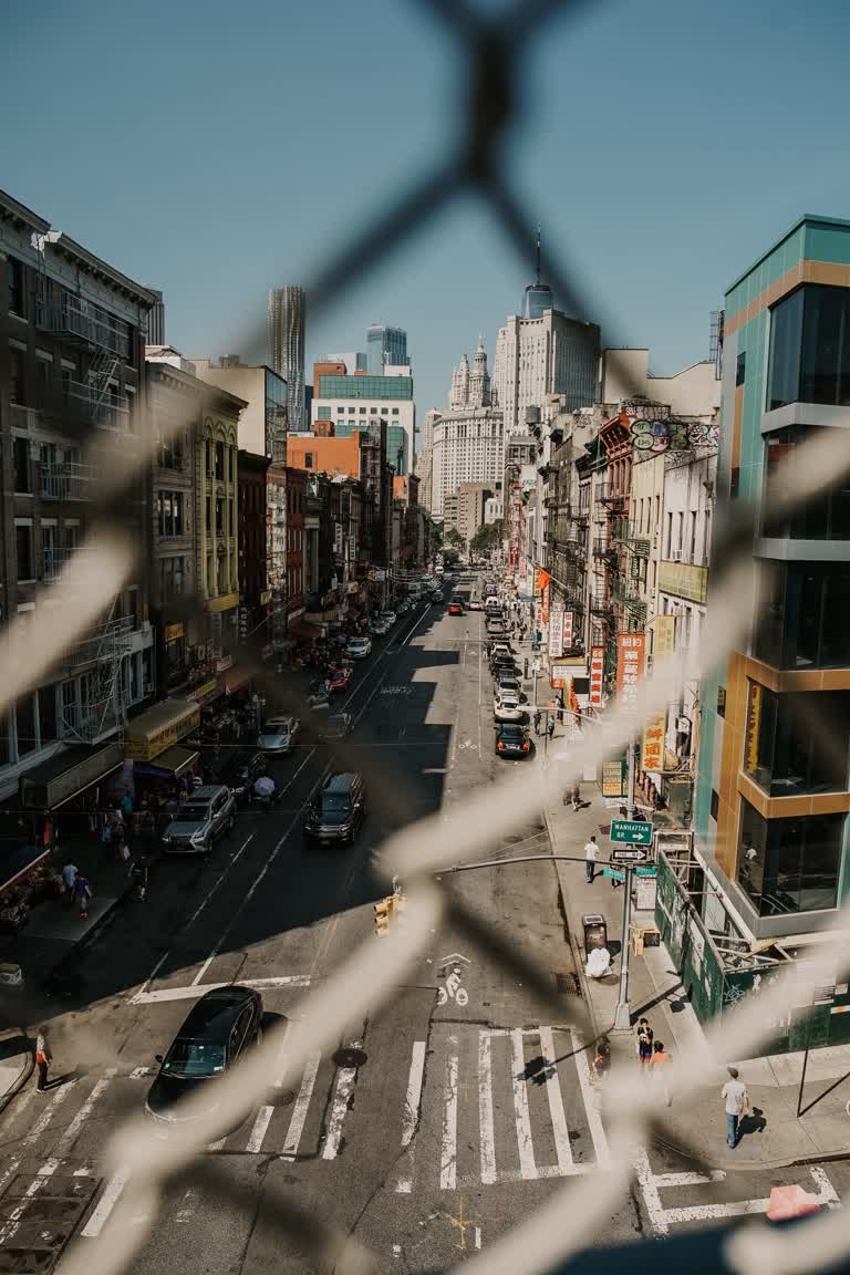 透过铁丝网围栏可以看到一条街道