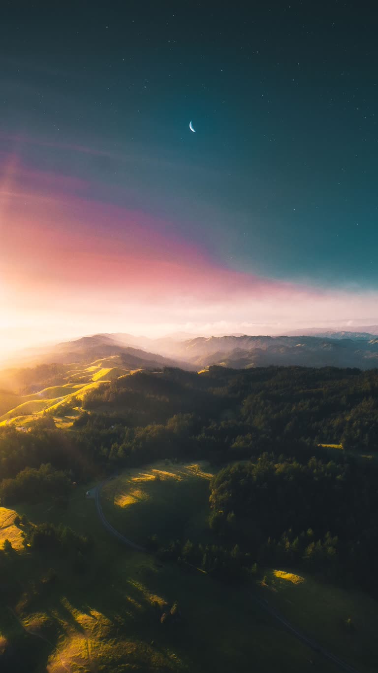 可以看到绿色山谷上的夕阳西下