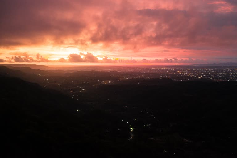 从山上可以看到城市的日落