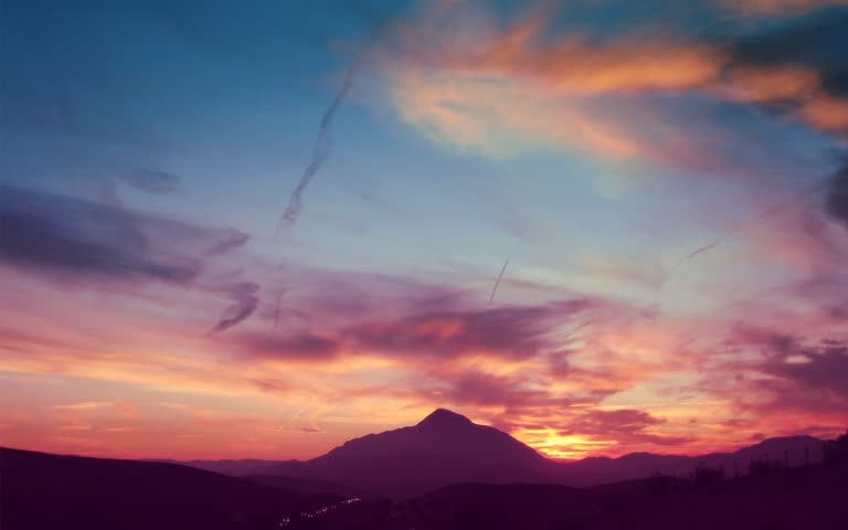 有日落的景色,背景是一座山
