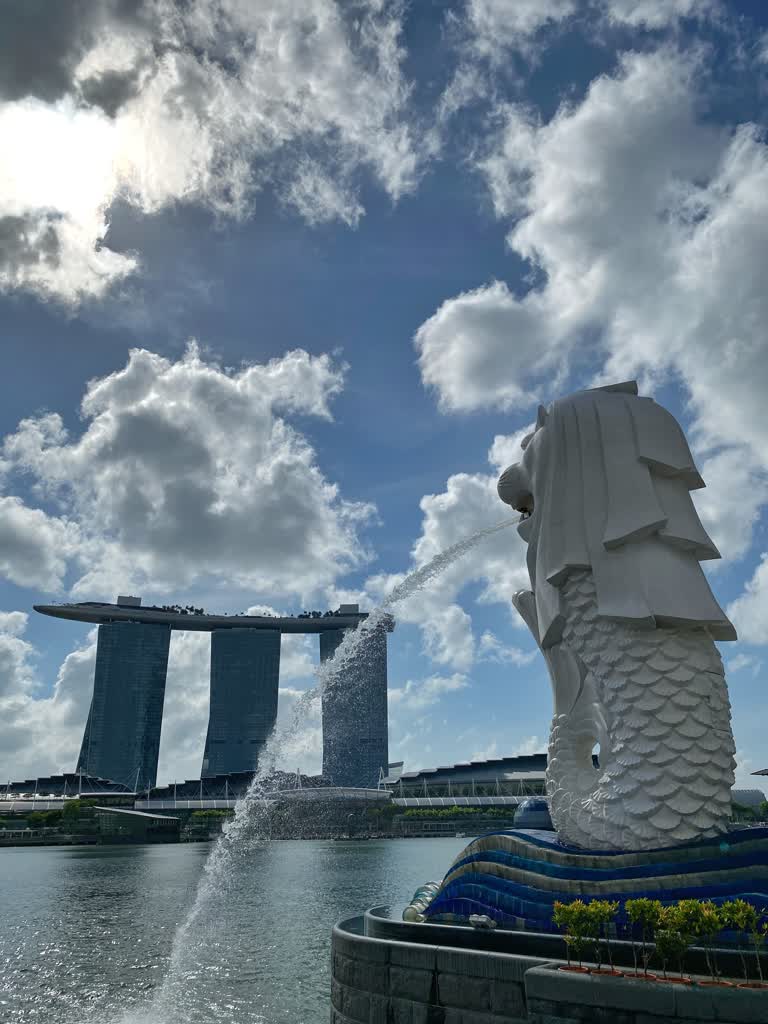 有一尊人在水体上喷水的雕像